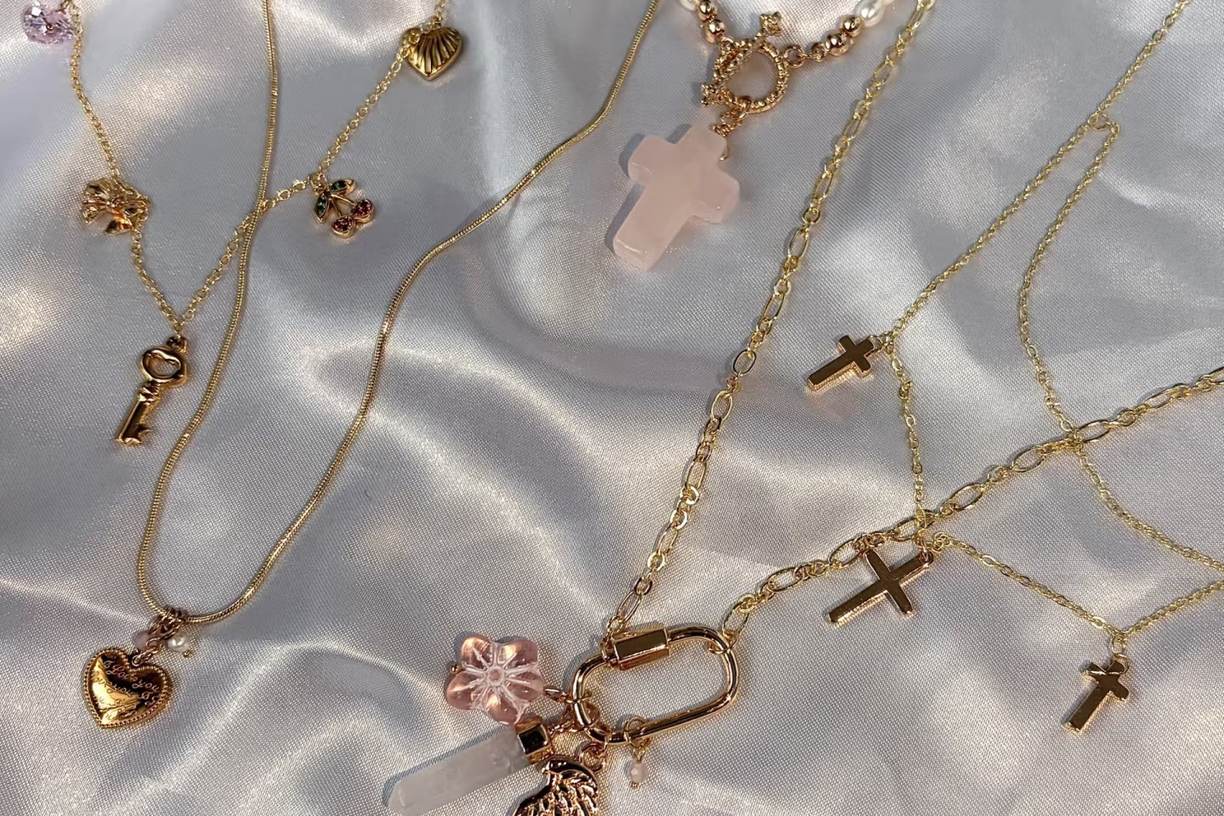 How to Layer Necklaces Without Tangling: A Practical Guide to Lengths, Weights and Clasps